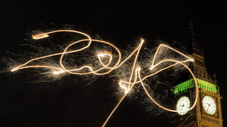 epa04543839 Using a long time exposure an unseen person writes '2015' using a sparkler in front of the Queen Elizabeth Tower and The Houses of Parliament ahead of the new year fireworks in central London, England, 31 December 2014. Around 100,000 people are expected to take part in the festivities on the bank of the river Thames. EPA/HANNAH MCKAY +++(c) dpa - Bildfunk+++