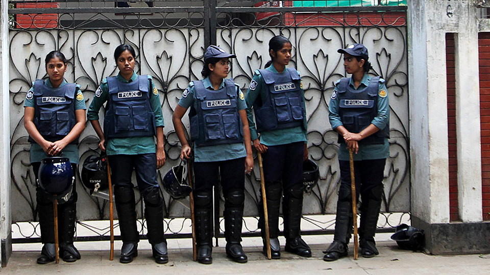 Polizisten stehen vor dem Gebäude der BNP Wache.