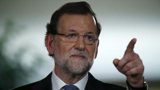 Spanish Prime Minister Mariano Rajoy gestures during a news conference after the weekly cabinet meeting in Moncloa Palace in Madrid December 26, 2014. REUTERS/Juan Medina (SPAIN - Tags: POLITICS)