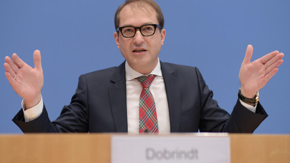 Verkehrsminister Alexander Dobrindt (CSU) hält an strengen Piloten-Checks fest.
