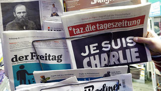Tageszeitungen titeln am 08.01.2015 in Berlin mit dem Anschlag auf das religionskritische französische Satiremagazin «Charlie Hebdo». Bei dem Attentat sind am Mittwoch in Paris 12 Menschen getötet worden. Kay Nietfeld/dpa +++(c) dpa - Bildfunk+++
