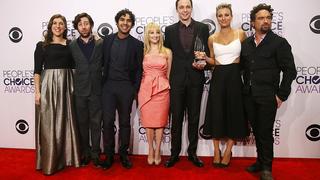The cast of the CBS comedy series "The Big Bang Theory" pose with their award for Favorite TV Show during the 2015 People's Choice Awards in Los Angeles, California January 7, 2015.  REUTERS/Danny Moloshok  (UNITED STATES-Tags: ENTERTAINMENT)(PEOPLESCHOICE-BACKSTAGE)