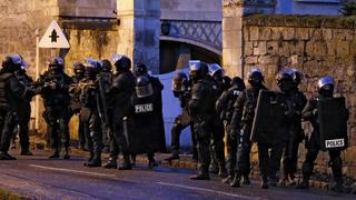 Members of the French GIPN intervention police forces secure a neighbourhood in Corcy, northeast of Paris January 8, 2015. French anti-terrorism police converged on an area northeast of Paris on Thursday after two brothers suspected of being behind an attack on the satirical newspaper Charlie Hebdo were spotted at a petrol station in Villers-Cotterets in the region. France's prime minister said on Thursday he feared the Islamist militants who killed 12 people could strike again as a manhunt for two men widened across the country.    REUTERS/Pascal Rossignol (FRANCE  - Tags: CRIME LAW MILITARY)  