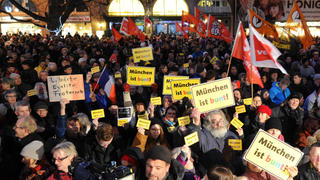 Demonstranten haben sich am 12.01.2015 in München (Bayern) bei einer Demonstration mit dem Titel "München ist bunt" versammelt. Die Demonstration wendet sich gegen eine Kundgebung der islamfeindlichen Vereinigung "Bagida". Foto: Tobias Hase/dpa +++(c) dpa - Bildfunk+++