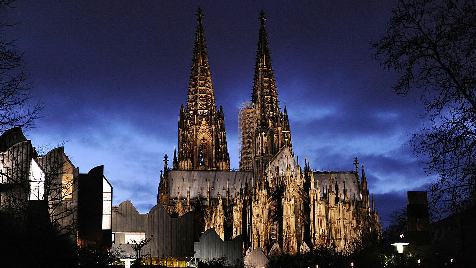  Der Kölner Dom, aufgenommen bei Nacht.