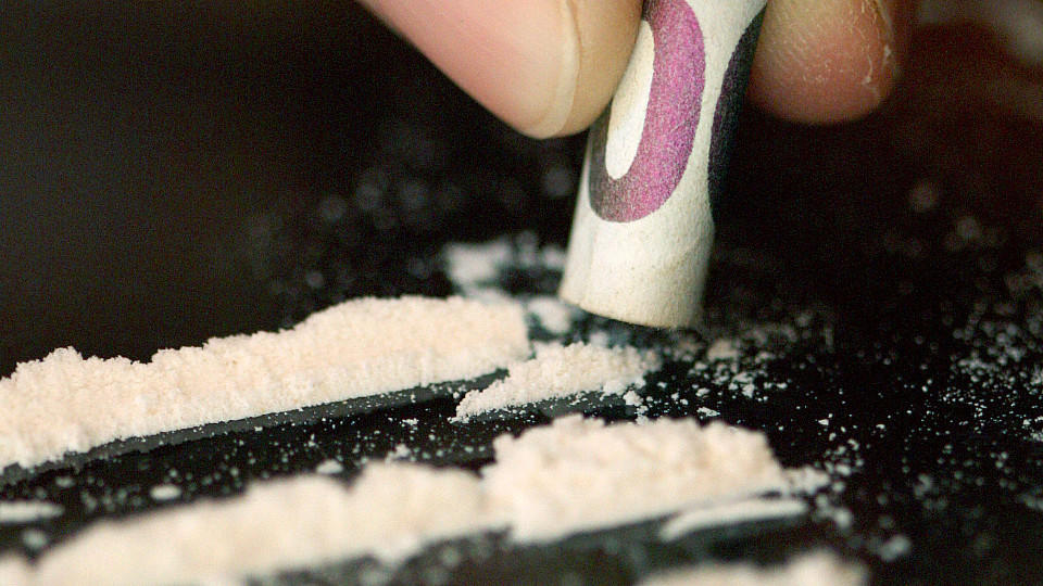 Kokain wird durch einen Geldschein eingezogen.