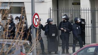 Members of the French police forces secure the area next to the post office in Colombes outside Paris, were an armed gunman is holding hostages January 16, 2015. REUTERS/Gonzalo Fuentes (FRANCE - Tags: POLITICS CRIME LAW)