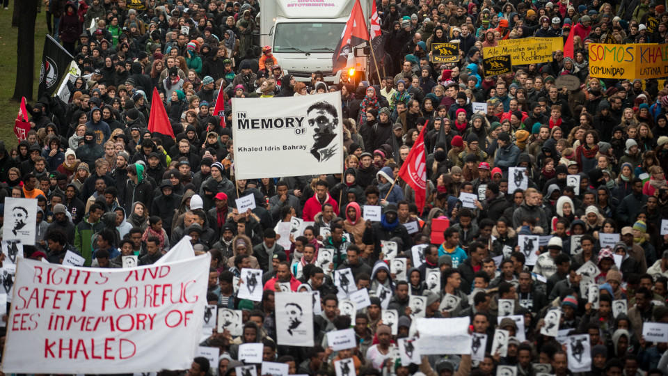 Tausende Menschen demonstrieren in der Dresdner Innenstadt, um auf den gewaltsamen Tod von Khaled Bahray aufmerksam zu machen.