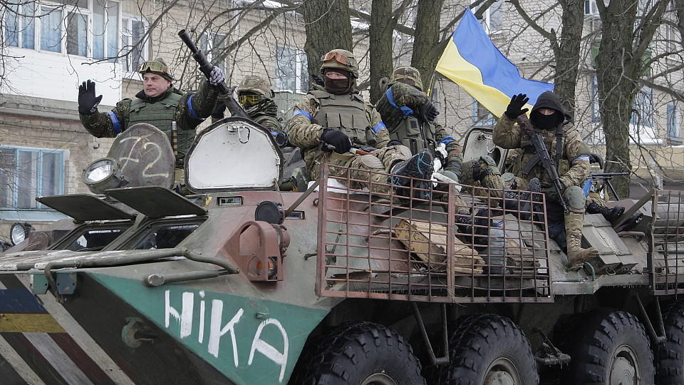 Ukrainische Soldaten auf einem Panzer