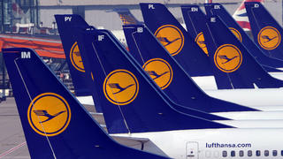 Flugzeuge der Lufthansa stehen am Freitag (07.09.2012) in Düsseldorf auf dem Vorfeld des Flughafens. Die Flugbegleiter bei der Lufthansa haben ihren ersten bundesweiten Streik begonnen. Rund 100 000 Passagiere dürften Schätzungen zufolge betroffen sein. Die Lufthansa hat rund 1000 der 1800 Verbindungen auf dem Flugplan gestrichen. Foto: Federico Gambarini dpa/lnw  +++(c) dpa - Bildfunk+++