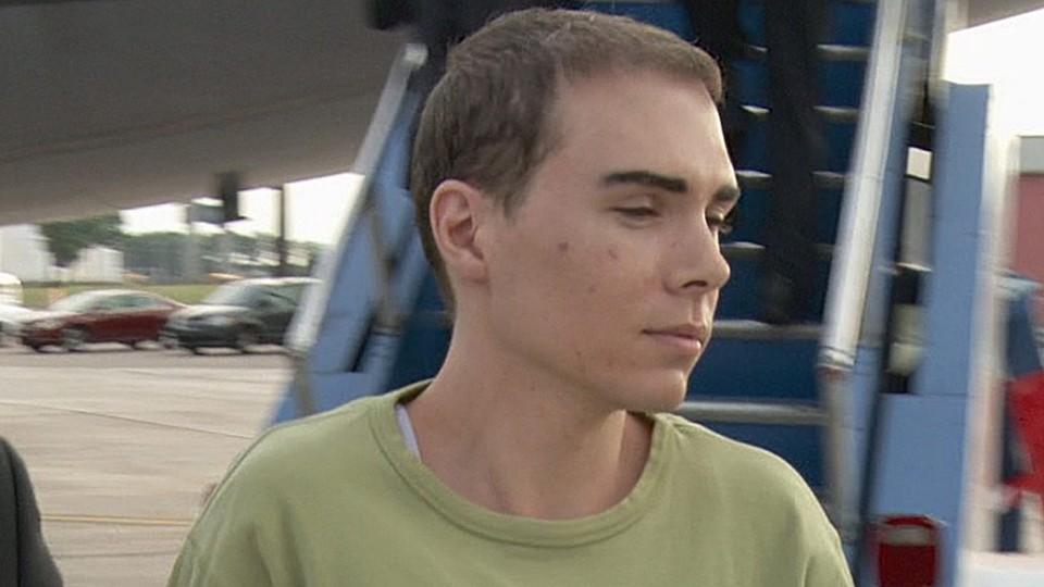 Der verhaftete Luka Rocco Magnotta vor einem Flugzeug