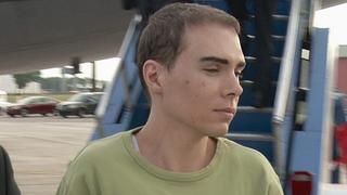FILE - Handout image released 19 June 2012 by the Service de Police de la Ville Montreal (SPVM) showing Luka Rocco Magnotta (C in green shirt) escorted down the steps of a plane upon arrival from Germany, at Mirabel Airport in Montreal, Quebec, Canada 18 June 2012.   EPA/SPVM / HO EDITORIAL USE ONLY, NO SALES  (zu dpa "Kanadischer Ex-Pornodarsteller legt Berufung gegen Urteil ein" vom 20.01.2015) +++(c) dpa - Bildfunk+++