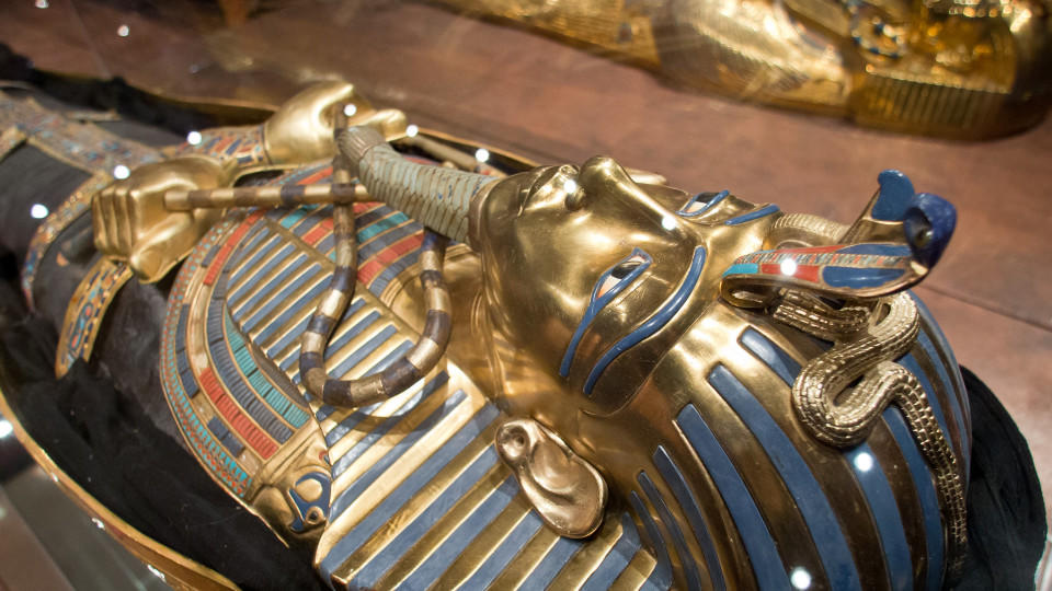 Der Pharao Tutanchamun erlangte spätestens 1922 Berühmtheit, als der Forscher Howard Carter seine Grabstätte im Tal der Könige bei Luxor in Ägypten fand.