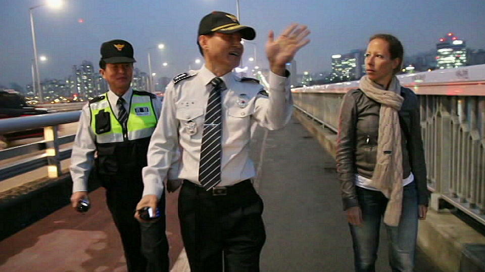 RTL-Reporterin Pia Schrörs und Polizisten auf der Mapo-Brücke in Südkorea.