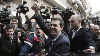 epa04583678 Alexis Tsipras (C), opposition leader and head of radical leftist Syriza party gives the thumps-up as he leaves a polling station in Athens, Greece 25 January 2015. Greeks are voting for the next government. EPA/YANNIS KOLESIDIS +++(c) dpa - Bildfunk+++