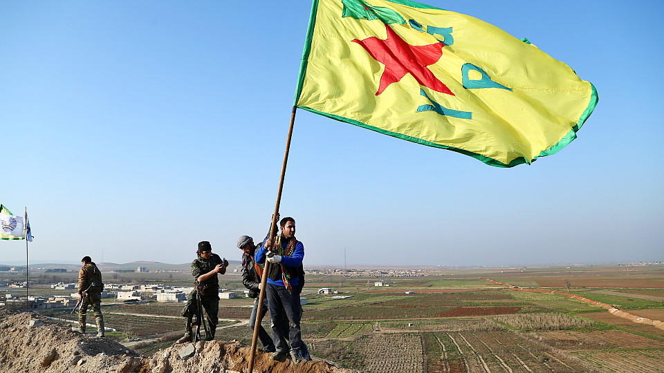 YPG-Fahne wird in Kobane zur Feier der Zurükschlagung des IS gehisst