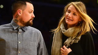 epa04590022 US actress Cameron Diaz (R) walks with her husband Benji Madden (L) as they attend the Los Angeles Lakers - Washington Wizards NBA game at the Staples Center in Los Angeles, California, USA, 27 January 2015. Diaz and Maddien were married 05 January 2015. EPA/MICHAEL NELSON +++(c) dpa - Bildfunk+++