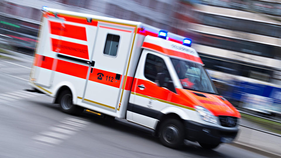 In Rostock wurden neun Menschen verletzt, als ein Bus und ein Taxi zusammenstießen.