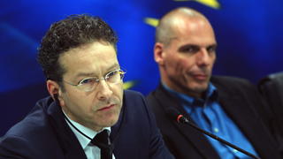 epa04595399 Eurogroup chief Jeroen Dijsselbloem (L) and Greek Finance Minister Yanis Varoufakis (R) speak during a press conference following a meeting at the Finance Ministry in Athens, Greece, 30 January 2015. Eurogroup chief Jeroen Dijsselbloem is visiting Athens to meet with Prime Minister Alexis Tsipras and Finance Minister Yanis Varoufakis. The head of eurozone finance ministers' group, Jeroen Dijsselbloem, will launch debt talks with Greece's newly elected leftist government. The SYRIZA government is determined on changing the conditions of its international bailout programme, while Dijsselbloem has stressed the importance of upholding the existing agreements. EPA/SIMELA PANTZARTZI +++(c) dpa - Bildfunk+++