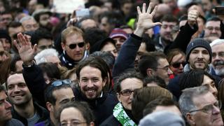Pablo Iglesias (L, smiling), leader of Spain's party "Podemos" (We Can), waves during a rally called by Podemos, at Madrid's Puerta del Sol landmark January 31, 2015. Tens of thousands marched in Madrid on Saturday in the biggest show of support yet for anti-austerity party Podemos, whose surging popularity and policies have drawn comparisons with Greece's new Syriza rulers. REUTERS/Susana Vera (SPAIN - Tags: POLITICS CIVIL UNREST)