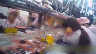 Übermüdete Fabrikarbeiter bei der Produktion des iPhone 6 in China
