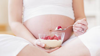 Portrait of pregnant woman eating breakfast, Aufnahme der schwangeren Frau, die Fruehstueck isst Keine Weitergabe an Drittverwerter.