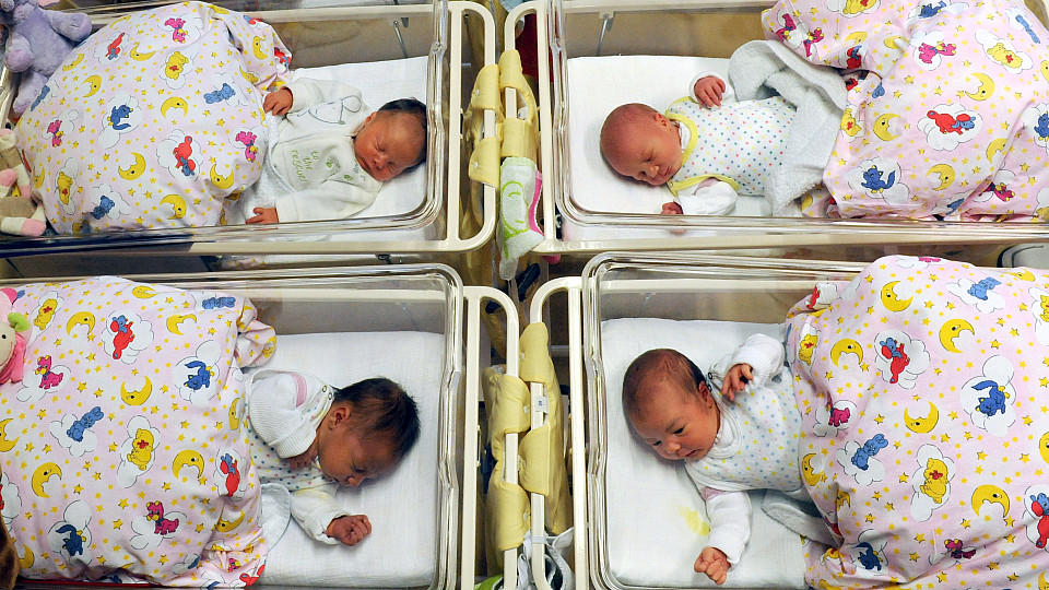 Großbritannien erlaubt Drei-Eltern-Babys