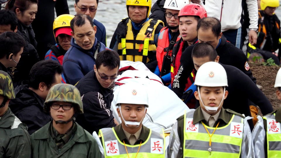 Nach dem Flugzeugabsturz in Taiwan wurden weitere Leichen geborgen.