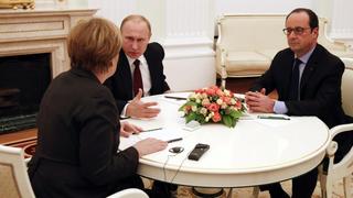 Russia's President Vladimir Putin (C) talks to German Chancellor Angela Merkel as French President Francois Hollande looks on during a meeting on resolving the Ukraine crisis at the Kremlin in Moscow February 6, 2015. The leaders of France and Germany flew to Moscow on Friday in a last-ditch effort to negotiate a peace deal for Ukraine, but expectations of a breakthrough were low after gains on the battlefield by pro-Russian rebels. REUTERS/Maxim Zmeyev (RUSSIA - Tags: POLITICS)