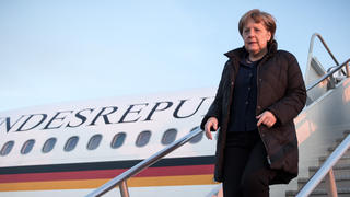 Bundeskanzlerin Angela Merkel (CDU) steigt am 08.02.2015 am Flughafen in Washington in den USA aus dem Flugzeug. Merkel hält sich zur Vorbereitung des G7 Gipfels zu einem eintägigen Besuch in den USA und in Kanada auf. Foto: Michael Kappeler/dpa +++(c) dpa - Bildfunk+++