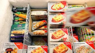 Tiefkühlkost wird am Montag (10.10.2005) in einem Supermarkt in Köln von einer Mitarbeiterin sortiert. Das Deutsche Tiefkühlinstitut gibt am Montag auf der Anuga eine Pressekonferenz. Foto: Rolf Vennenbernd dpa/lnw +++(c) dpa - Bildfunk+++