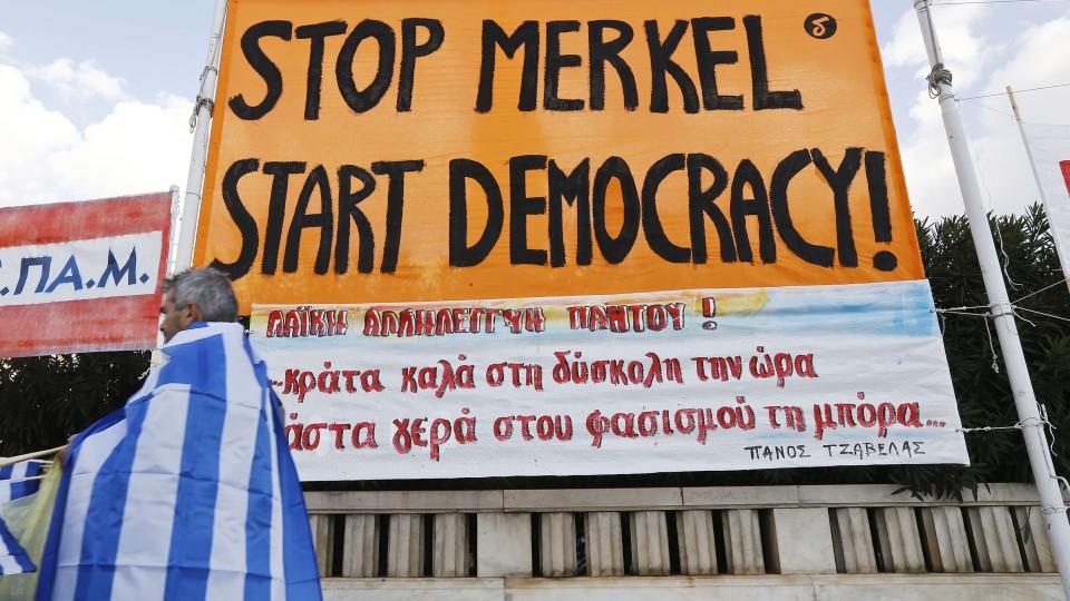 Protestplakat: "Stop Merkel - Start Democracy"