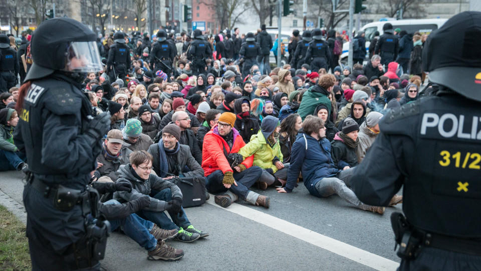 Sitzblockade der Gegendemonstranten bei Neonazi-Aufmarsch in Dresden