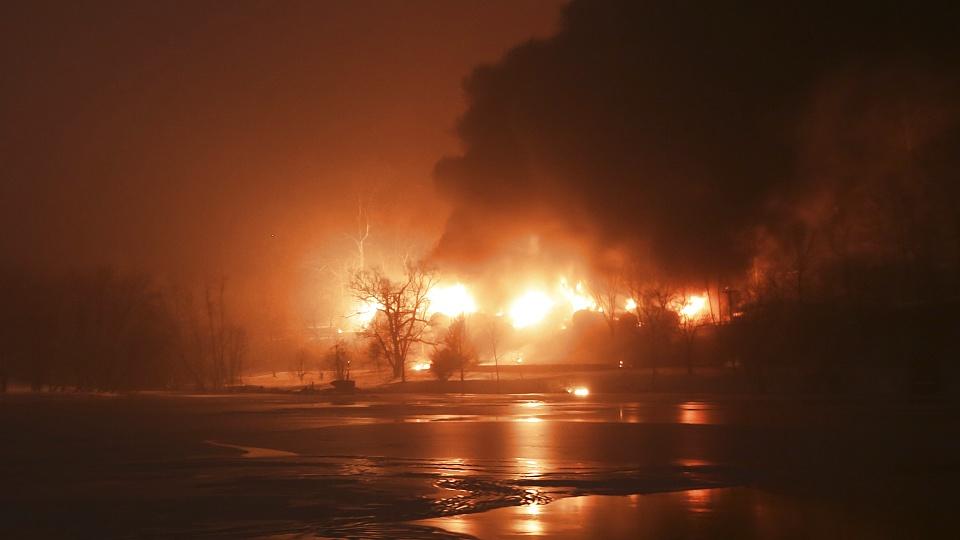 USA: Güterzug entgleist - meterhohe Flammen schießen in den Himmel