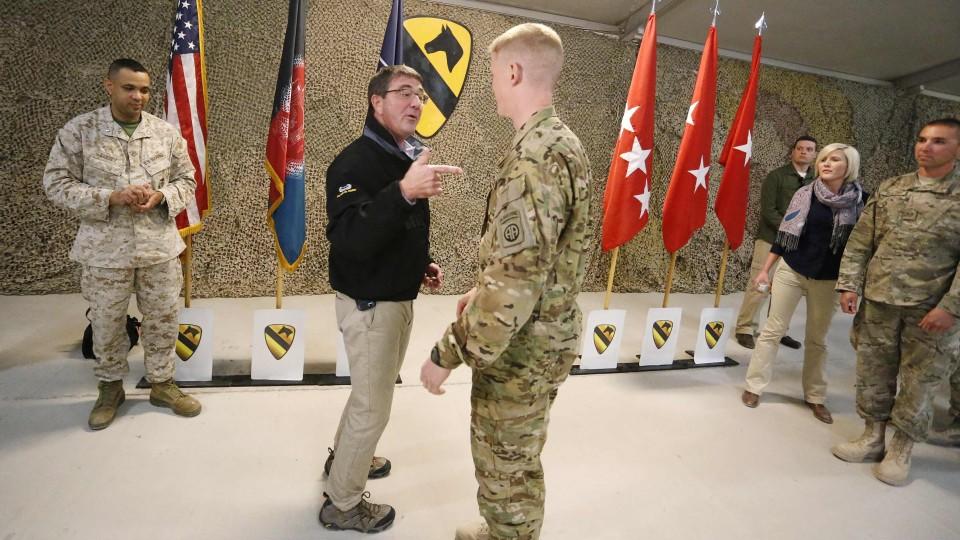 Der neue US-Verteidigungsminister Ashton Carter im Gespräch mit einem in Afghanistan stationierten Soldaten.