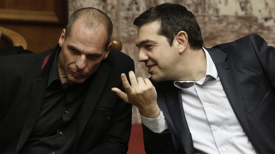 Griechenlands Regierungschef Tsipras mit seinem Finanzminister Varoufakis (links)