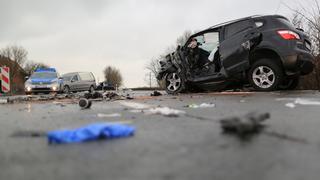 Ein völlig demoliertes Auto steht am 24.02.2015 in Beckum (Nordrhein-Westfalen) auf einer Landstrasse zwischen Beckum und Hamm. Bei einem Frontalzusammenstoß eines PKW mit einem Linienbus sind drei Menschen gestorben, eine vierte Person wurde schwer verletzt. Foto: Marcel Kusch/dpa +++(c) dpa - Bildfunk+++