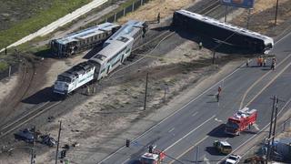 An aerial view shows the scene of a double-decker Metrolink train derailment in Oxnard, California February 24, 2015.  A Los Angeles-bound commuter train slammed into a tractor trailer stopped on the tracks in Oxnard, California, during the morning rush hour on Tuesday, injuring more than 30 people, some of them seriously, authorities said.  REUTERS/Lucy Nicholson (UNITED STATES  - Tags: DISASTER TRANSPORT)  