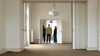 Leerstehende Villa. Interessenten besichtigen die großzügigen leeren Räume. Bonn, Nordrhein-Westfalen, Deutschland, 20.05.2006