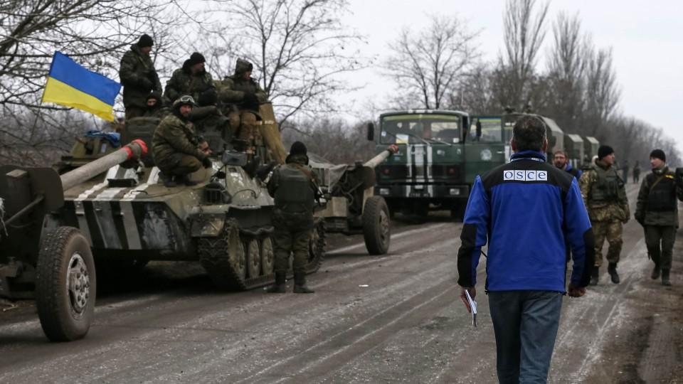 OSZE-Beobachter und ukrainisches Militär