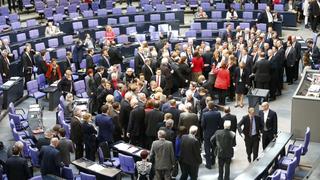 German deputies cast their vote on the approval to extend Greece's bailout, during a session of the Bundestag, the lower house of parliament, in Berlin February 27, 2015.                 REUTERS/Hannibal Hanschke (GERMANY  - Tags: POLITICS BUSINESS)  