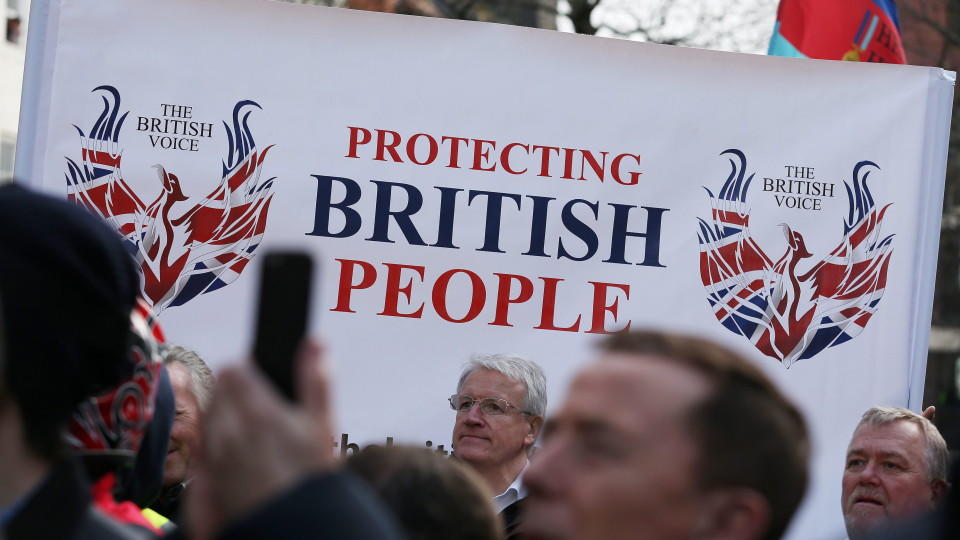 Mehrere Hundert Demonstranten haben am ersten Protestmarsch des britischen Ablegers der islamkritischen Pegida-Bewegung teilgenommen.