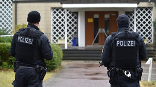 dpatopbilder Polizisten bewachen am 01.03.2015 in Bremen die Synagoge. Die Polizei hatte am 28.02.2015 mitgeteilt, dass in Bremen eine erhöhte Gefahr durch islamistische Extremisten bestehe. Foto: Carmen Jaspersen/dpa +++(c) dpa - Bildfunk+++