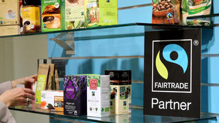 Das Fairtrade-Logo ist am 12.02.2015 während der BioFach-Messe 2015 in Nürnberg (Bayern) neben diversen Fairtrade-Produkten zu sehen. Die Leitmesse für die Biobranche öffnet vom 11. bis 14. Februar ihre Pforten für Fachbesucher aus aller Welt. Foto: Daniel Karmann/dpa +++(c) dpa - Bildfunk+++