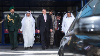 Bundeswirtschaftsminister Sigmar Gabriel (SPD, 3.v.l.) kommt am 08.03.2015 mit Abdullah bin Abdul Rahman Al Hussein (2.v.l.), Wasser- und Elektrizitätsminister von Saudi-Arabien, in Riad (Saudi-Arabien) aus dem Ministerium. Wirtschaftsminister Gabriel ist bis Dienstag (10.03.2015) zusammen mit einer großen Wirtschaftsdelegation zu Gesprächen in der Golf-Region unterwegs. Foto: Bernd von Jutrczenka/dpa +++(c) dpa - Bildfunk+++