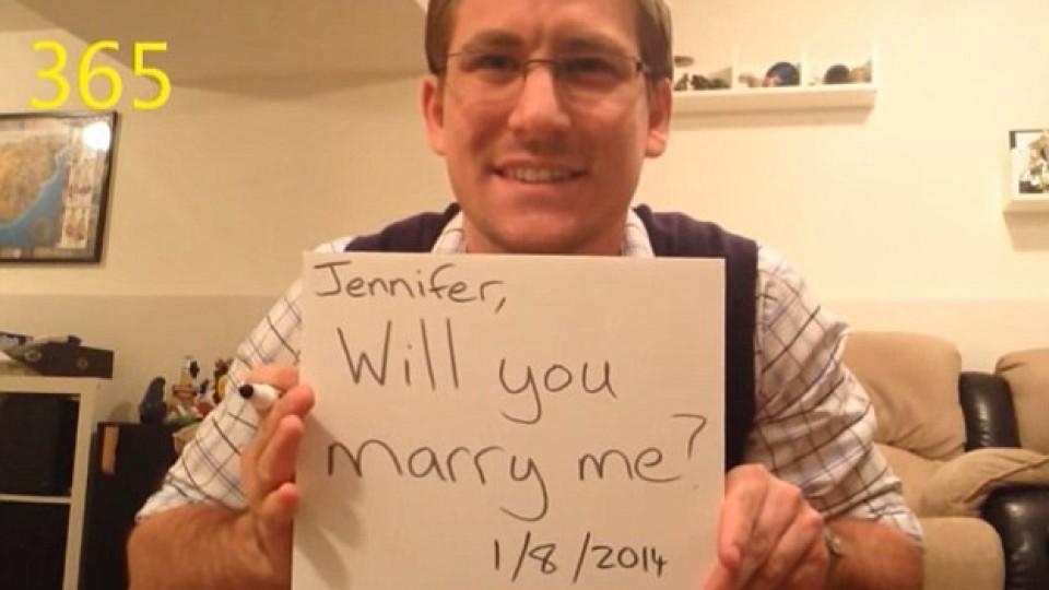 Dean Smith fragte seine Freundin 365 Mal, ob sie ihn heiraten wolle.