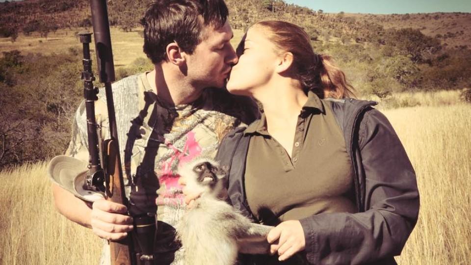 "Sexy Hunter" posiert mit Ex-Freund und totem Tier