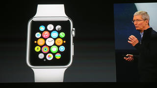 Auf einer Leinwand im Apple Store in Berlin wird am 09.03.2015 die Vorstellung der neuen Computeruhr des Herstellers, der sogenannten Apple Watch, durch den Vorstandsvorsitzenden Tim Cook aus San Francisco übertragen. Foto: Kay Nietfeld/dpa +++(c) dpa - Bildfunk+++