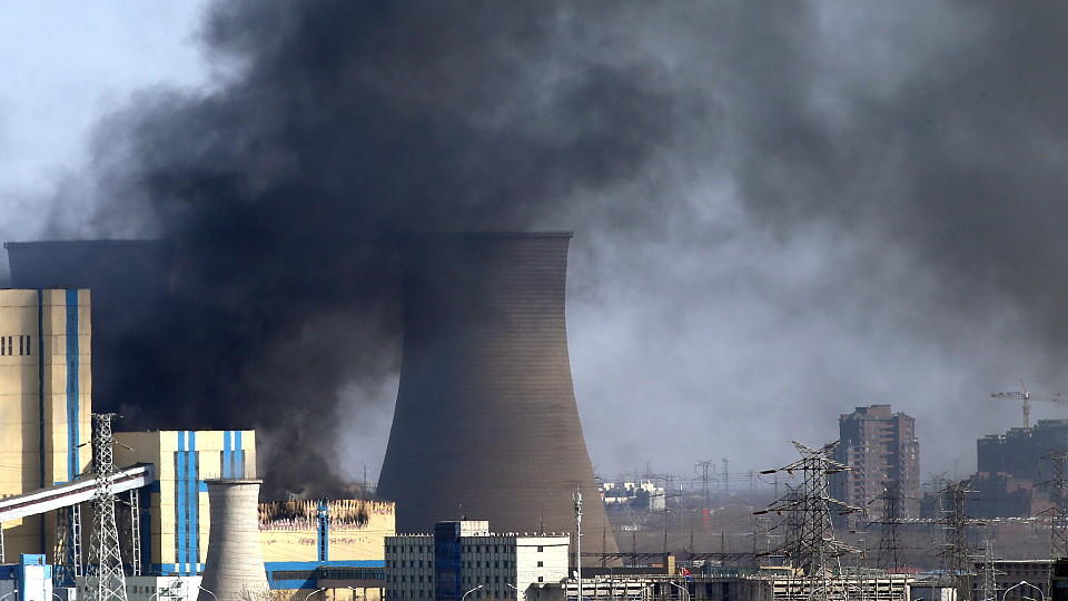 Kohlekraftwerk brennt - riesige Rauchwolke über Peking