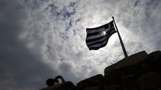 ARCHIV - Eine griechische Flagge weht am 29.06.2011 auf der Akropolis in Athen. Foto: Arno Burgi/dpa (zu dpa Korr-Bericht " Neue Spannung im griechischen Schulden-Thriller" vom 08.03.2015) +++(c) dpa - Bildfunk+++